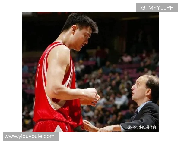 姚明挥拳展现力量与激情引领篮球新风潮的传奇时刻