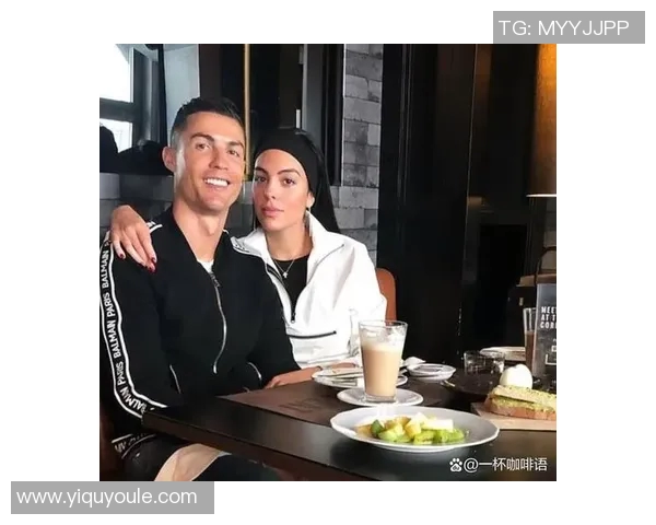 足球巨星C罗与豪车的奢华生活揭秘，尽显运动员的魅力与风范